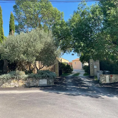 La Clastre Location D'un Avec Piscine Et Clim Pres D'uzes Rum i privatbostad *